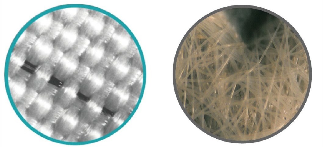 Mikroskopaufnahme im direkten Vergleich: Links die dichtgewebte Allergocover Mikrofaser-Struktur mit gleichmäßig verkreuzten Polyestergarnen und geschlossener Oberfläche. Rechts ein Vlies-Encasing mit chaotisch verteilten Fasern und sichtbaren Lücken zwischen den Fasern, durch die Allergenpartikel passieren können.